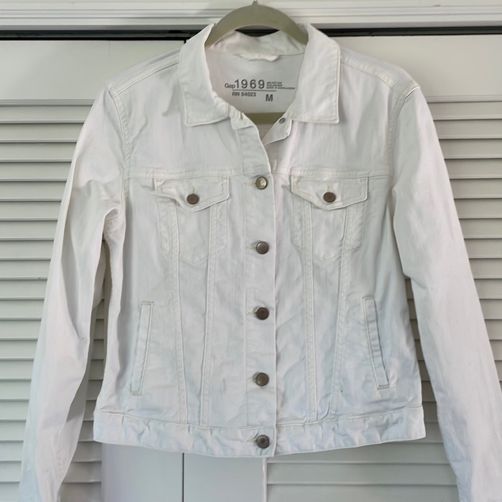 GAP women’s white denim jacket — excellent condition!
